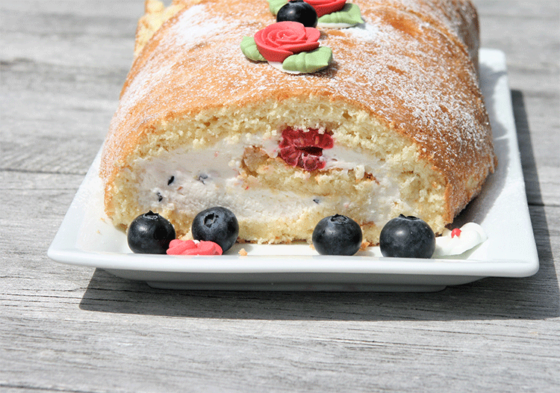 Feine Biskuitrolle mit Joghurt-Beeren-Füllung - Küchenmomente