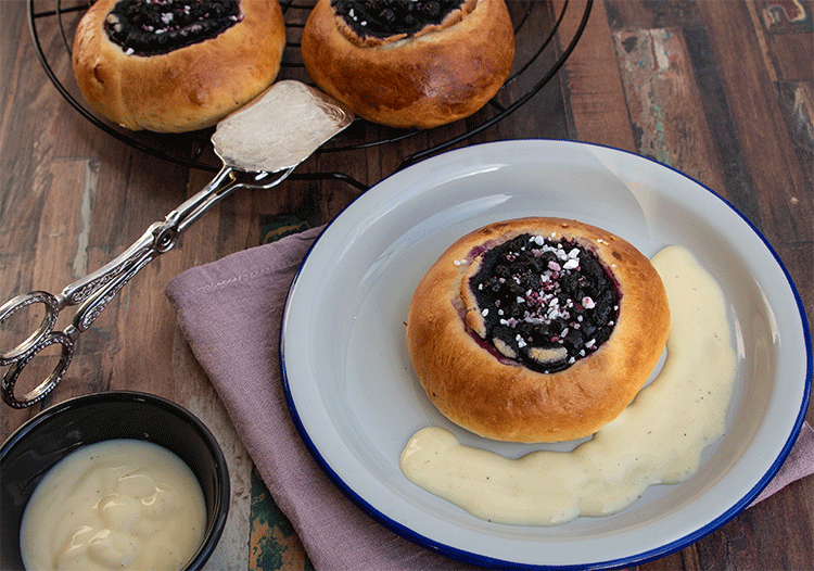 Süße Hefebrötchen mit Heildebeeren und Marzipan