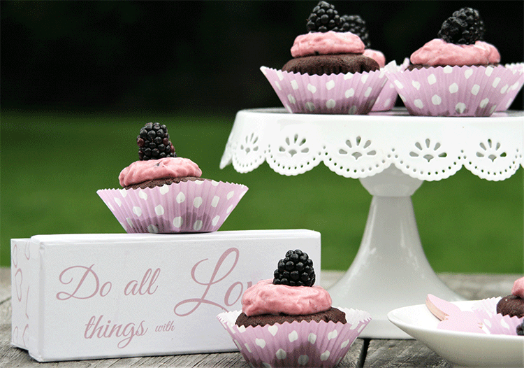 Schokoladige Cupcakes mit Brombeer-Topping