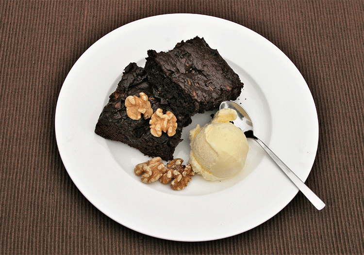 Brownies mit Cranberries auf Teller