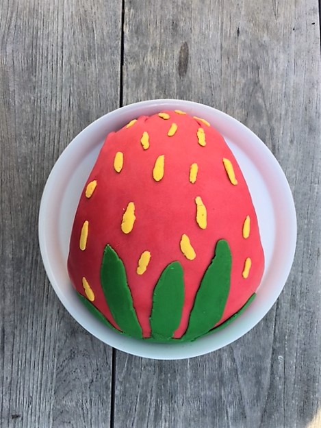 Schokokuchen mit Erdbeerpüree im Erdbeerlook (Fondant)