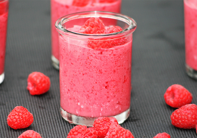 Frozen Yoghurt mit Himbeeren