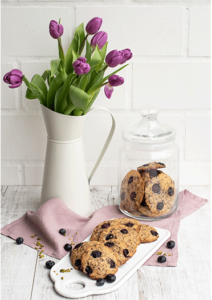 Cookies mit Keksglas und Vase mit Tulpen