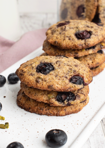 Leckere Cookies mit Beeren, Pistazien und Schokolade