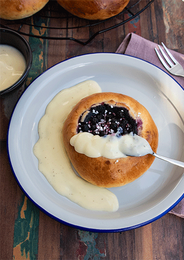 Blaubeer-Marzipan-Brötchen nach einem Rezept aus Schweden