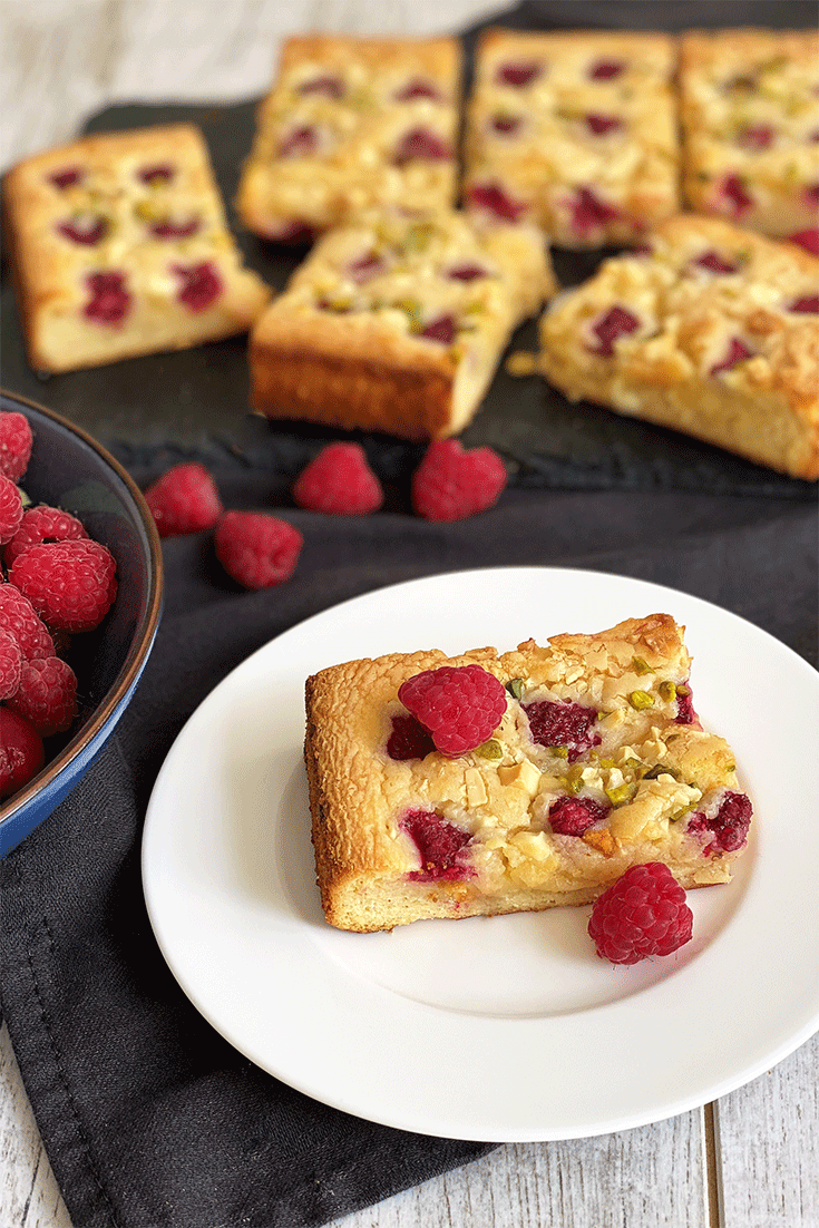 Anschnitt Blondies mit Himbeeren