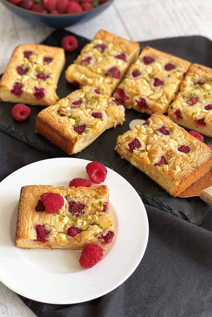 Himbeer Blondies mit weißer Schokolade im Anschnitt