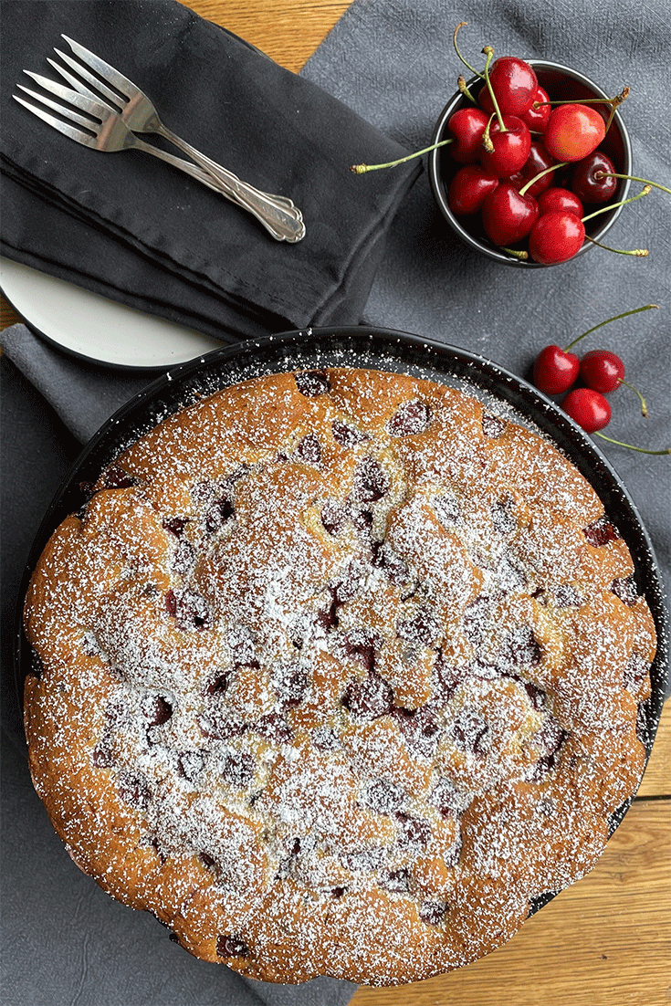 Schoko-Kirsch-Kuchen mit Puderzucker