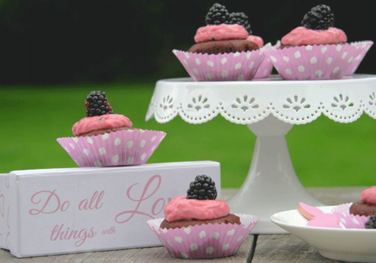 Cupcakes mit Topping aus Beeren