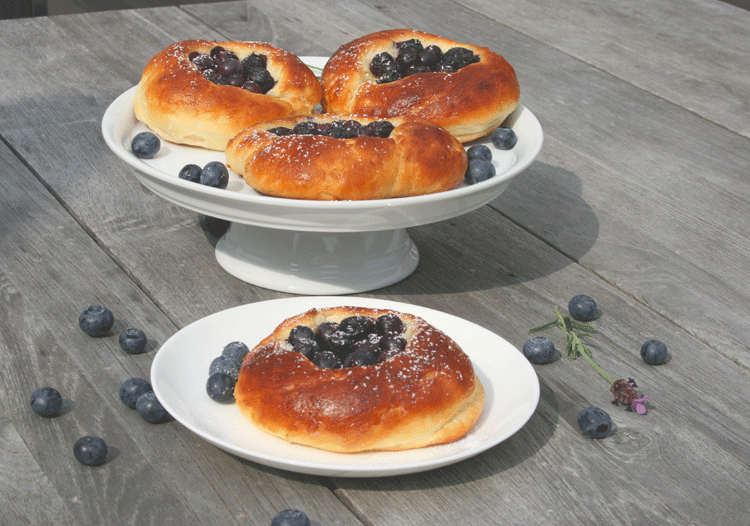 Schwedisches Brötchen mit Blaubeeren auf einem tisch