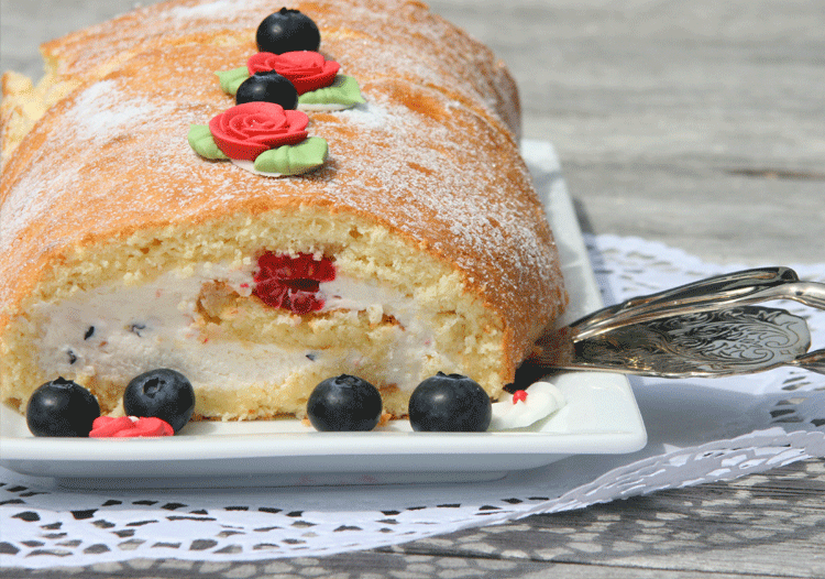 Feine Biskuitrolle mit Joghurt-Beeren-Füllung