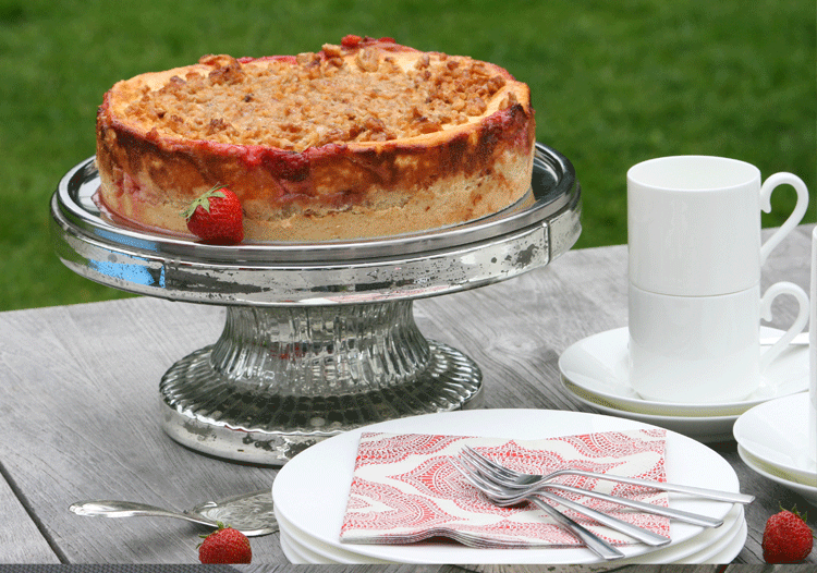 Kaffetisch mit Käsekuchen und Rhabarber