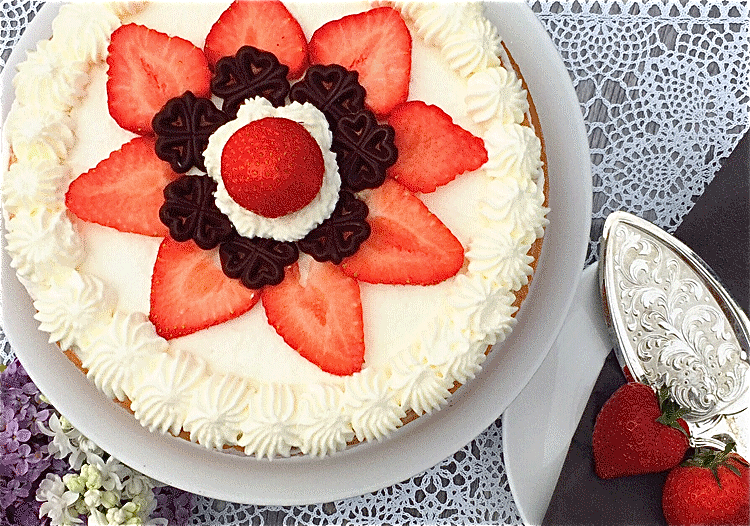 Erdbeer Torte mit Rhabarber Deko