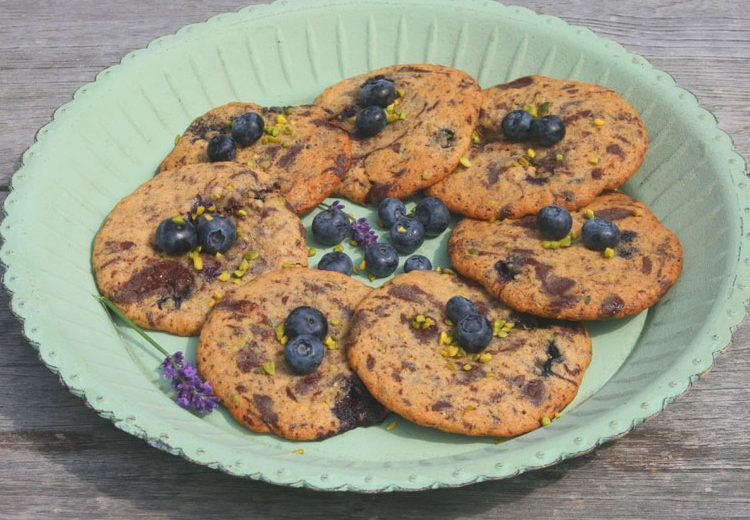 Cookies auf türkisem teller angerichtet