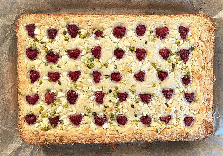 Gebackene Blondies mit Himbeeren