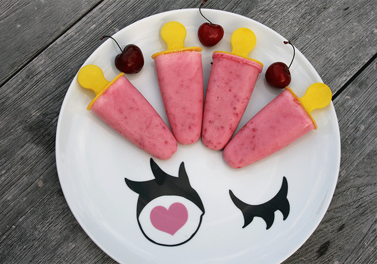 Joghurt-Beeren-Eis am Stiel - Küchenmomente