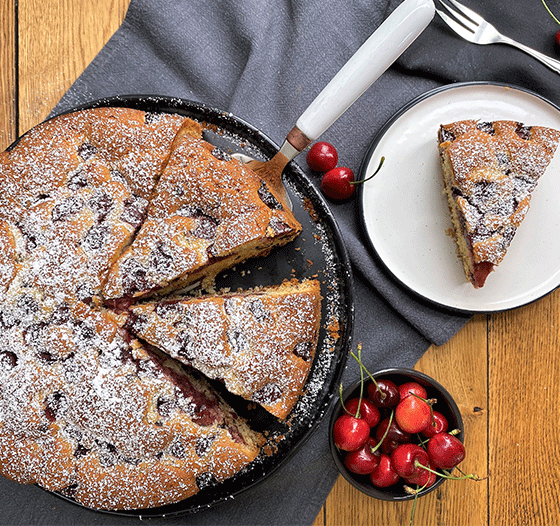 Einfacher Kirschkuchen mit Schokolade