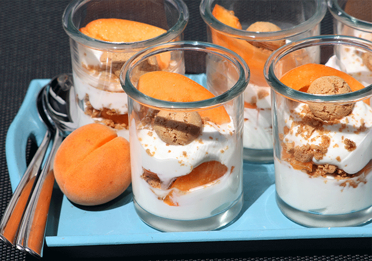 Quark-Aprikosen-Dessert