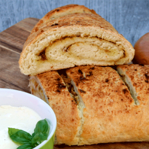 Zwiebelbutter im Grillbrot in der Seitenansicht