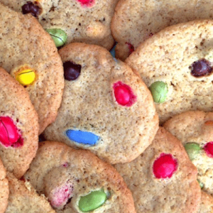 Cookies für Kinder angerichtet