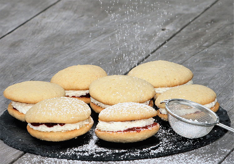 Whoopies mit Erdbeer-Sahnefüllung