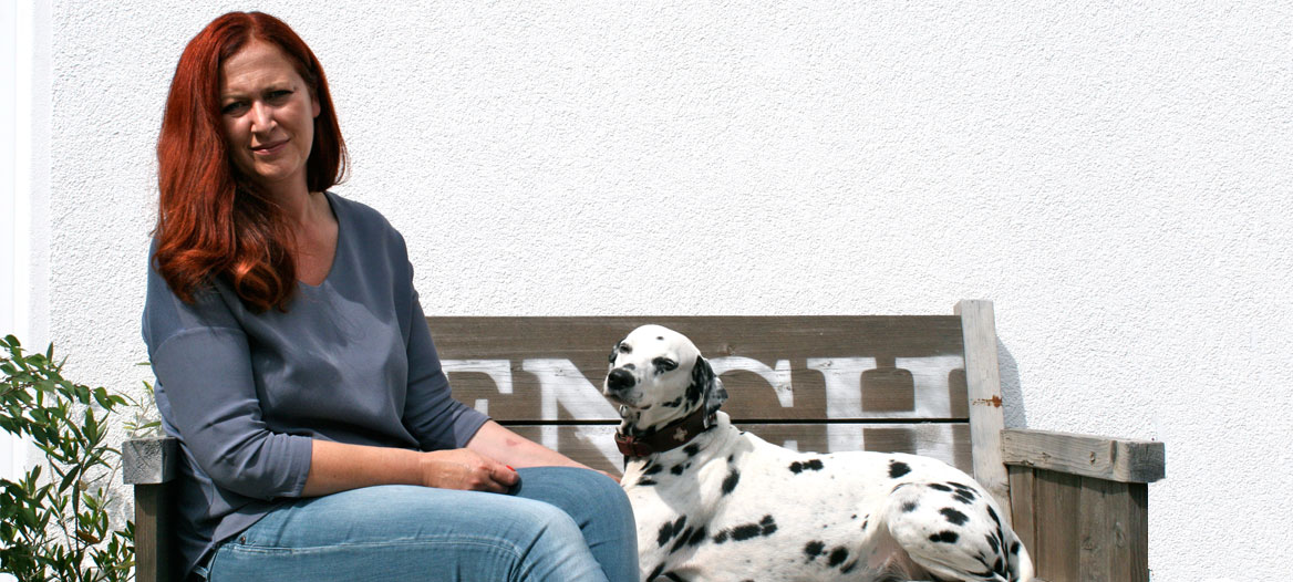 tina mit Dalmatiner auf Bank