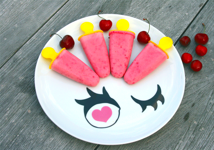 Beeren Eis selbstgemacht auf Teller
