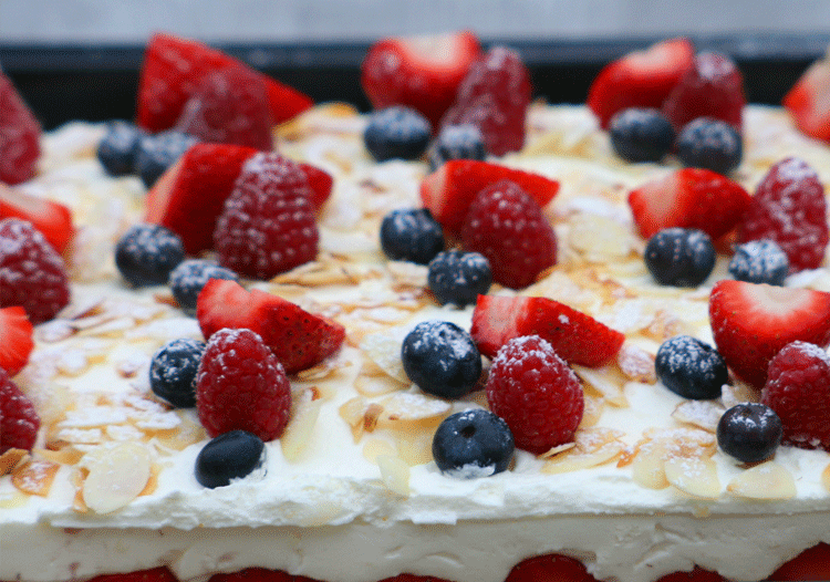 Rahmschnitte auf Backblech mit Früchten