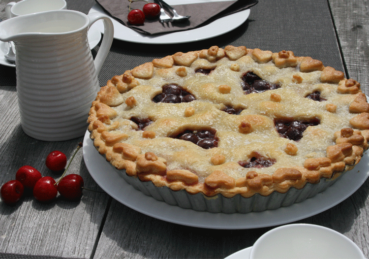 Kirschkuchen - Cherry Pie mit Herzmuster auf Kaffeetisch