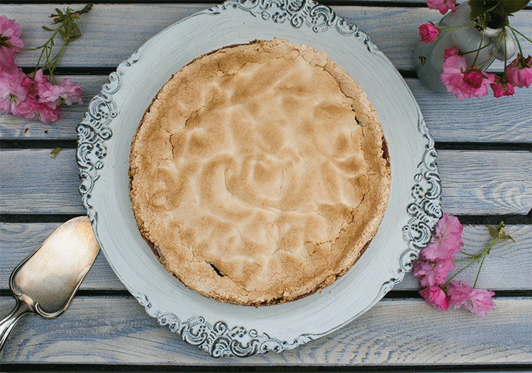 Omas Rhabarberkuchen mit Baiserhaube - Küchenmomente