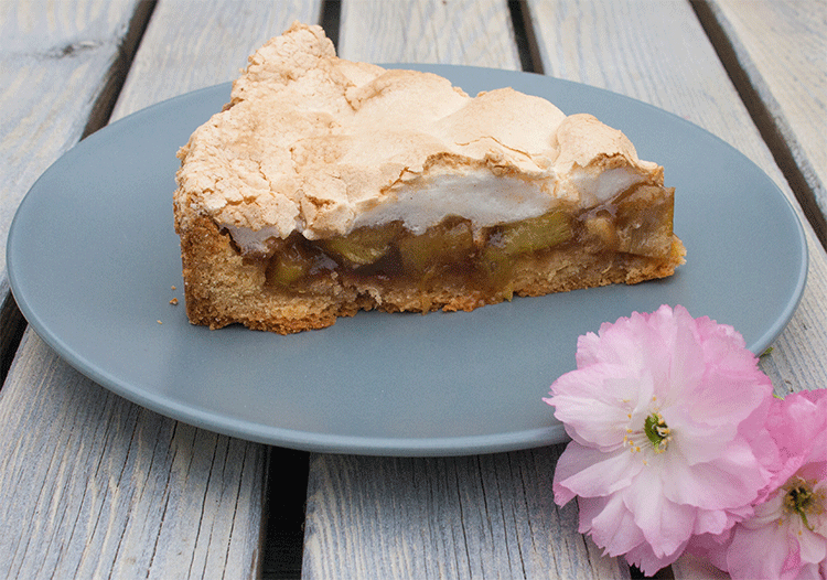 Omas Rhabarberkuchen mit Baiserhaube - Küchenmomente