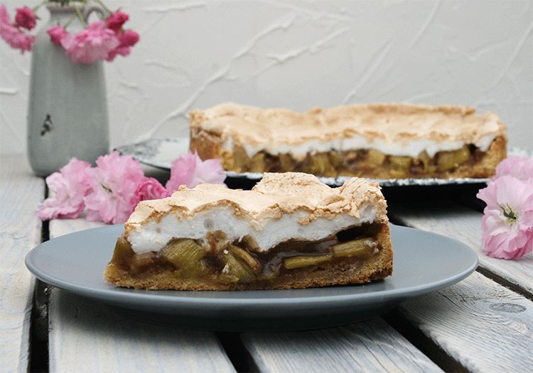 Omas Rhabarberkuchen mit Baiserhaube - Küchenmomente