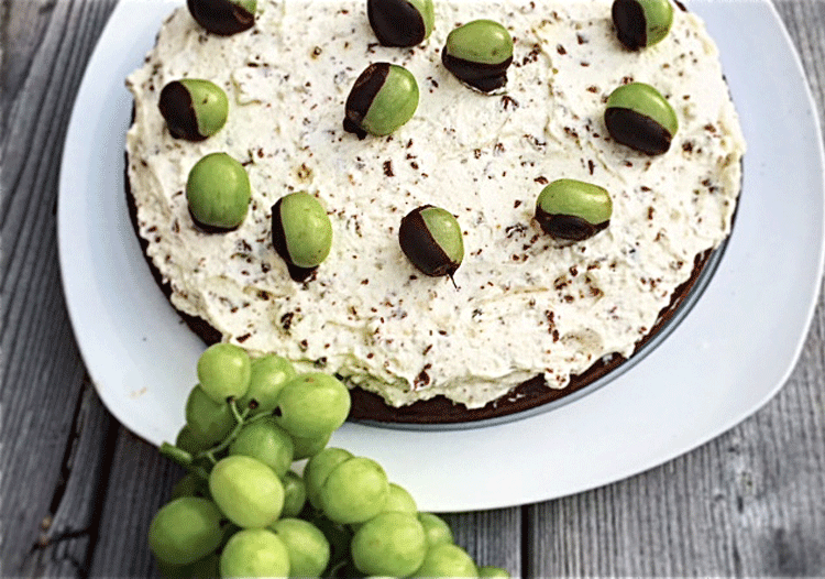 Schokotorte dekoriert mit trauben und Nuss