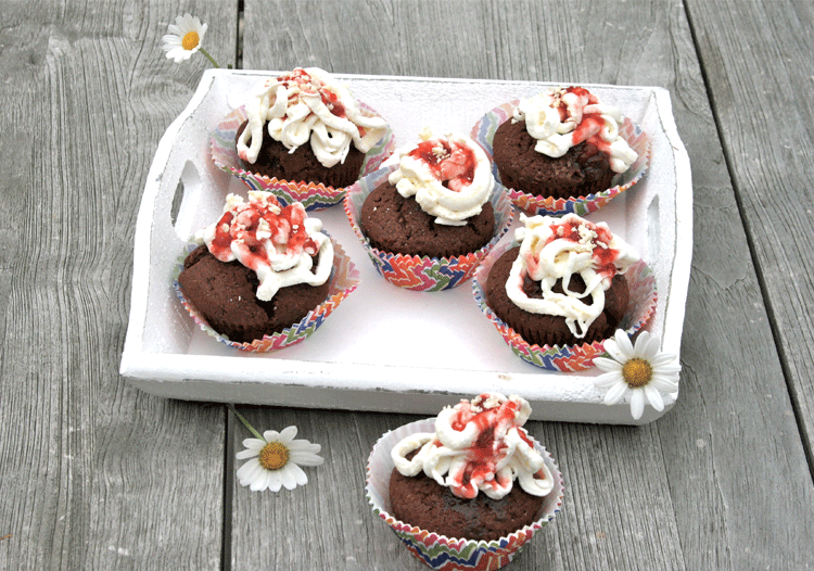 Spagetti-Cupcakes auf Teller