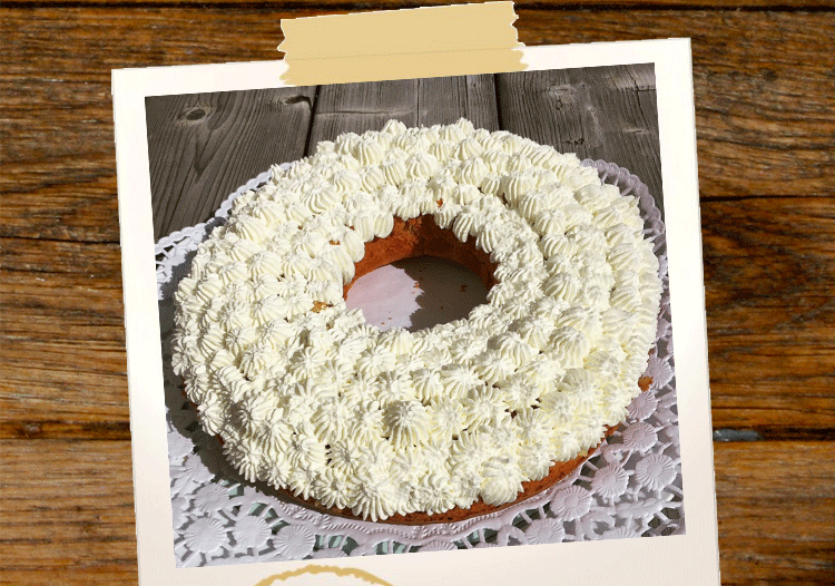 Kuchen mit Rhabarber und Sahnedekoration