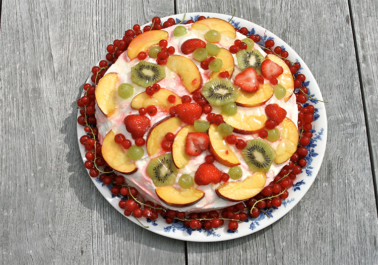 Obstsalat-Torte mit Weissweincreme