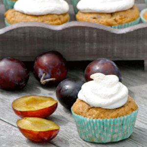 Muffin mit Pflaumen und Baiserhaube