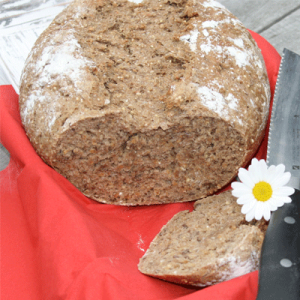 Detail Sechskorn-Brot mit Brotmesser