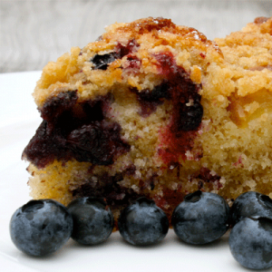 Detail Anschnitt Streuselkuchen mit Blaubeeren und Äpfeln