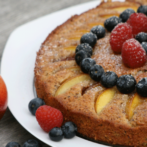 Teilansicht Nusskuchen mit Nektarinen