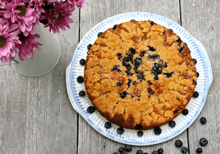 Ansicht von oben auf Apfel-Blaubeer-Streuselkuchen