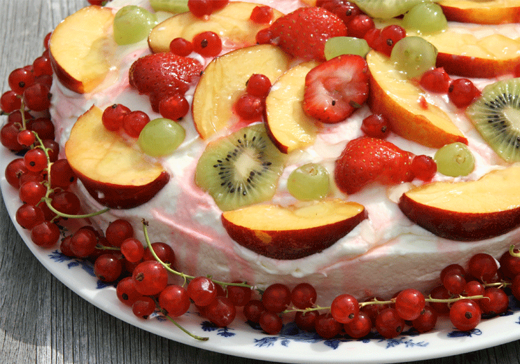 Torte mit Weincreme und als Topping Obst