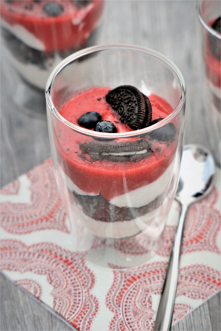 Beeren-Quark-Oreo-Dessert im Glas