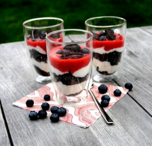 Schichtdessert mit Beeren und Oreo-Keksen