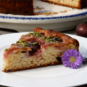 Ein Stück Zwetschgenkuchen mit Mandelsplittern