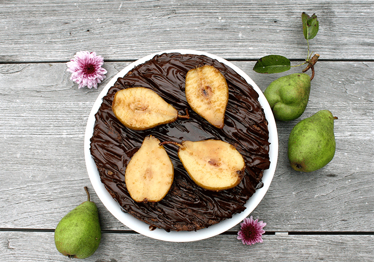 Schokoladenkuchen mit karamellisierten Birnen