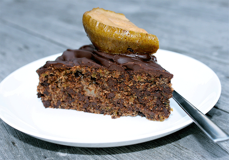 Schokoladenkuchen mit karamellisierten Birnen