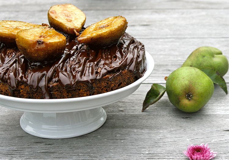 Schokoladenkuchen mit karamellisierten Birnen