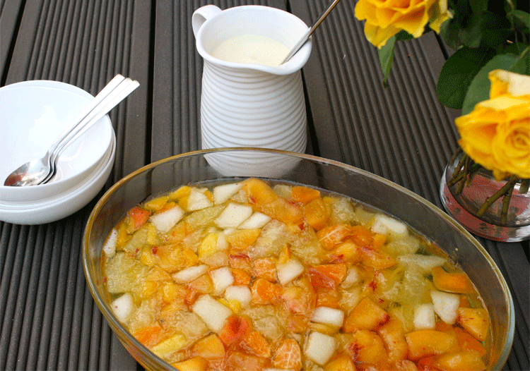 Erfrischende Fruchtgrütze mit Vanillesoße