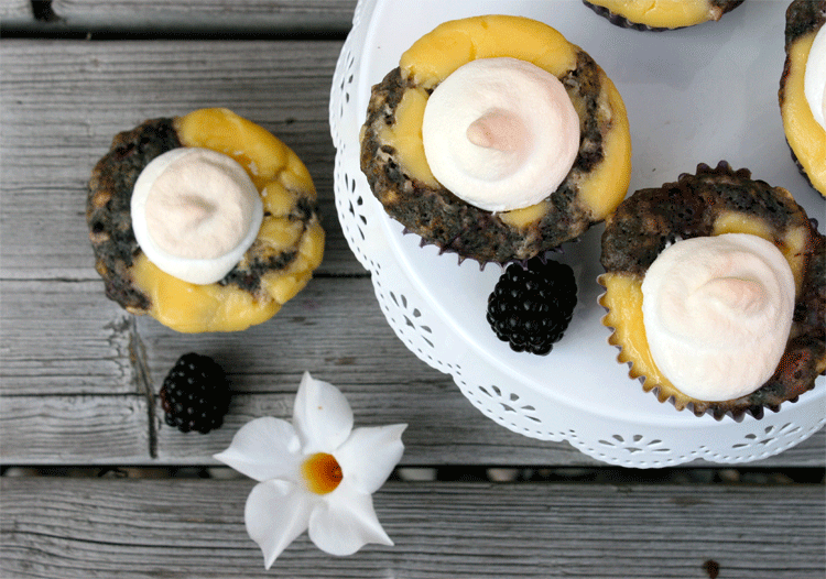 Brombeer-Baiser-Muffins mit Blume